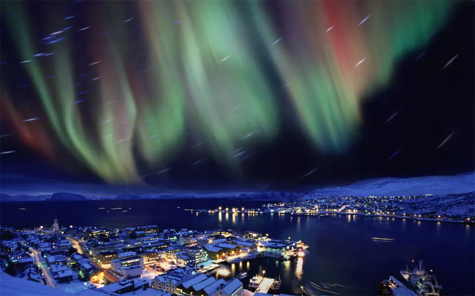 16aurora-borealis-in-the-skies-over-hammerfest-norway