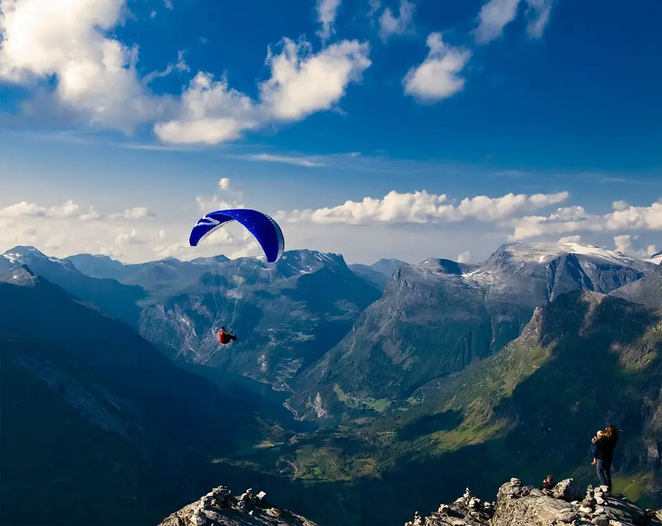 25look-your-daddy-is-paragliding